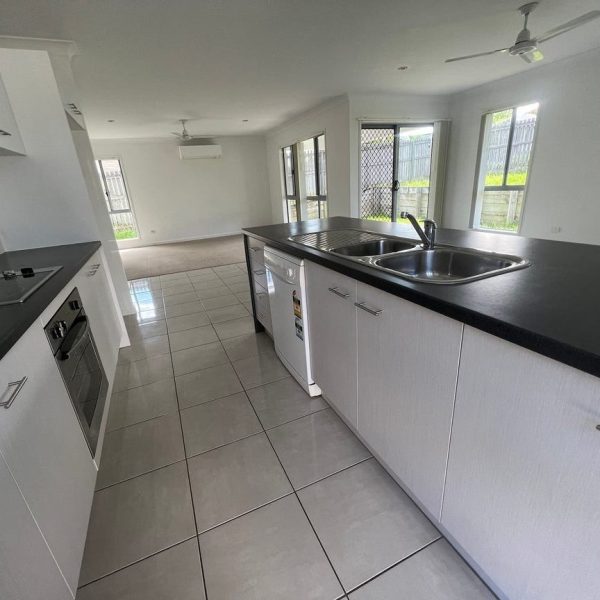 21 Halifax Place, Rural View, QLD 4740 AUS