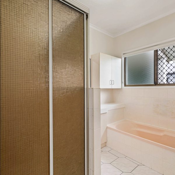 75 Pioneer Street, Glenella, QLD 4740 AUS