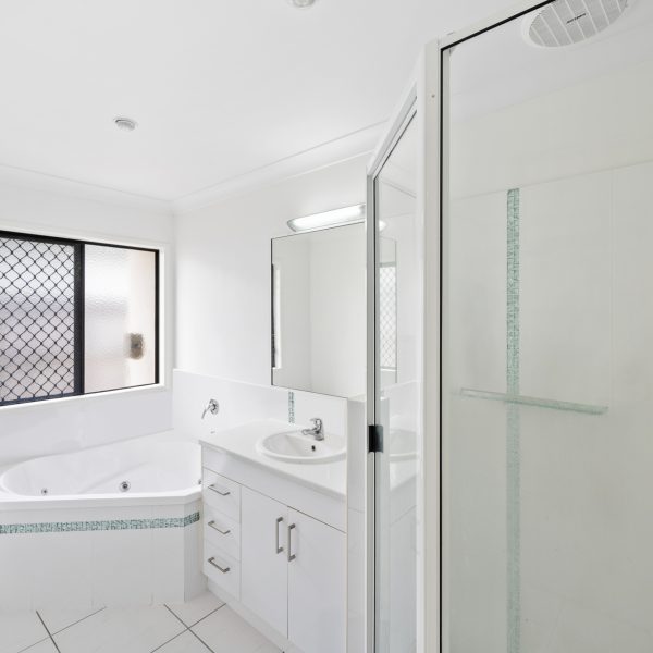 2 Chantilly Court, Glenella, QLD 4740 AUS