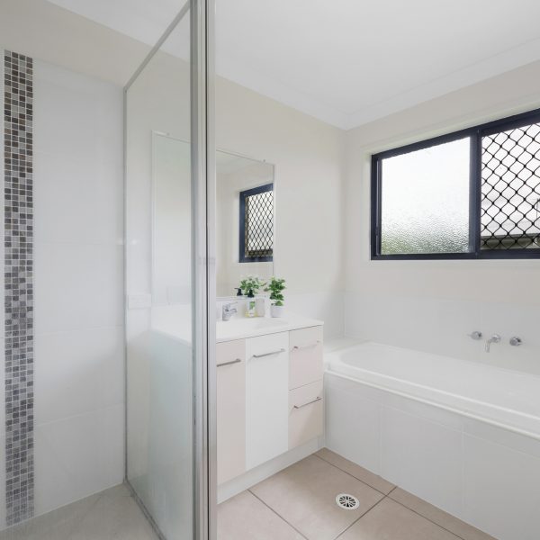17 Hinkler Court, Rural View, QLD 4740 AUS