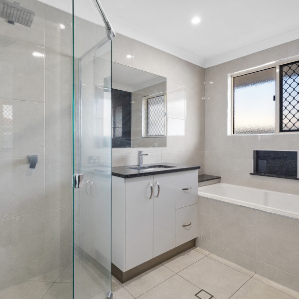 55 Pioneer Street, Glenella, QLD 4740 AUS