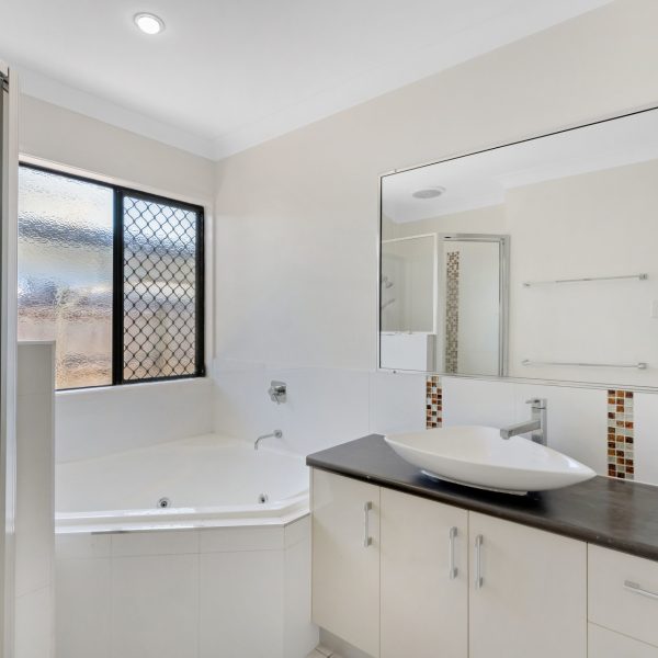 13 Chantilly Court, Glenella, QLD 4740 AUS