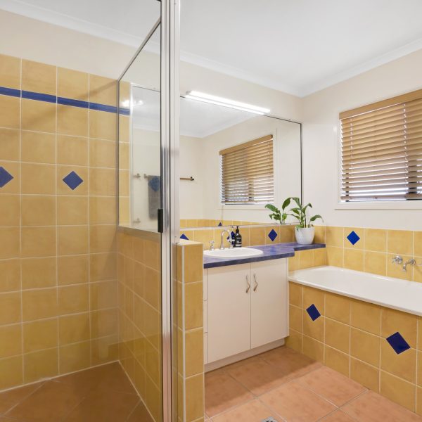 24 Vassallo Drive, Glenella, QLD 4740 AUS