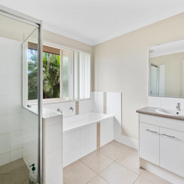 2 Greenwood Drive, Glenella, QLD 4740 AUS