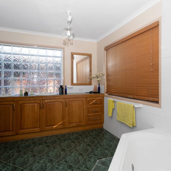20 Crispin Drive, Mount Pleasant, QLD 4740 AUS